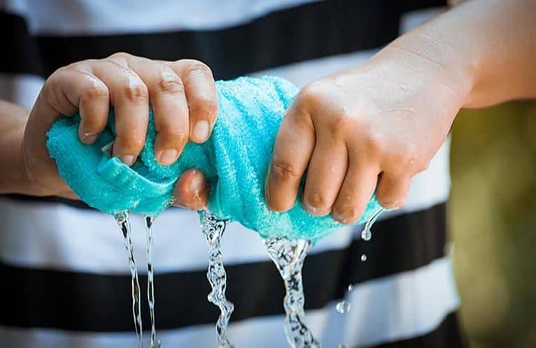 Use-Dump-towel-to-clean-gloves